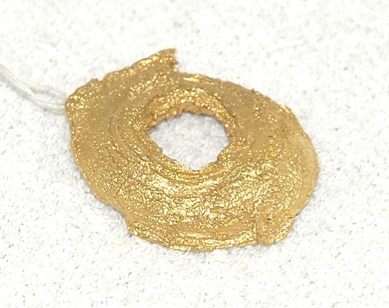 Kultainen (14k) riipus, paino 13,7g Kultainen (14k) riipus, paino 13,7g